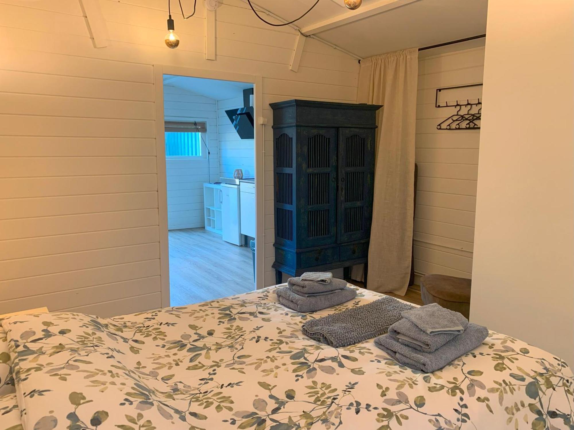 Tiny House Tussen De Grachten Sneek Exterior photo